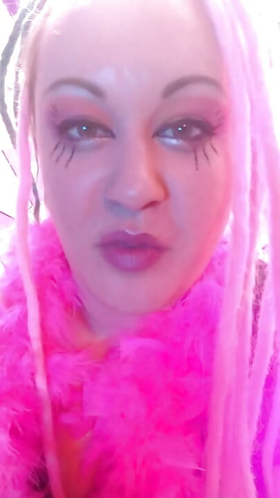 Probeer het te timen op mijn tong en raak mijn tong met je sperma