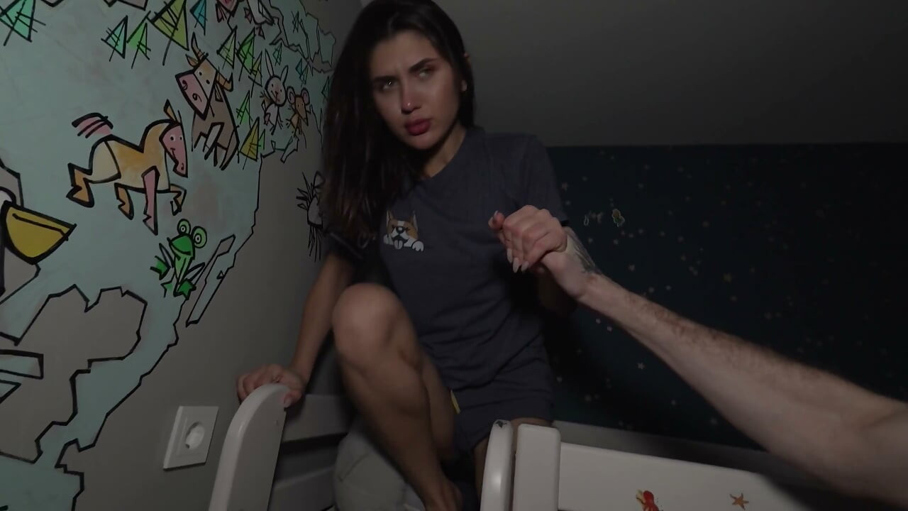 Le beau-père pervers vient la nuit et nous baise.