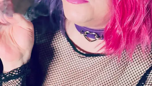 Eine hübsche in rosa prinzessin Tina Snua, chain raucht 2 Zigaretten mit match Light ups - rauchende raucher