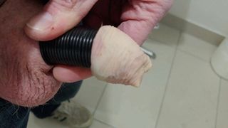 Une bite coincée dans un tube étroit