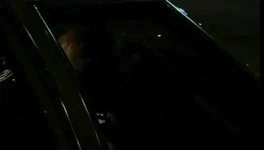 Azgın sarışın orta yaşlı seksi kadın arabada ve kanepede tutkuyla biniyor