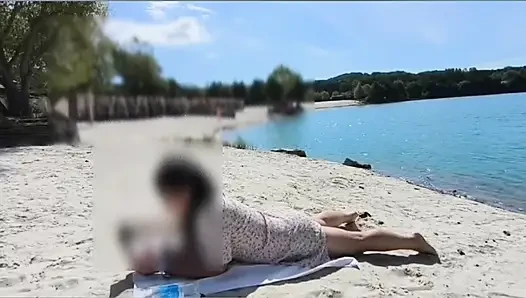Hampir ketahuan telanjang di pantai.