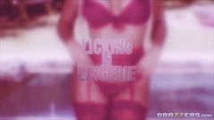 Саванна Bond с большой задницей в мини-порномузыкальном видео