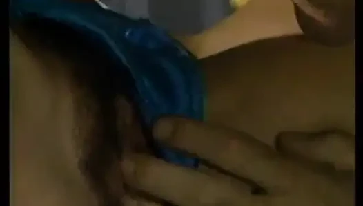 Azgın adam sakso çektikten sonra sarışın sürtüğü sikiyor ve sonra amını yalıyor