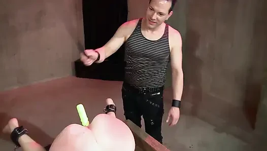 Efendisi onunla oynuyor, pantolonuna boşalmasına izin veriyor