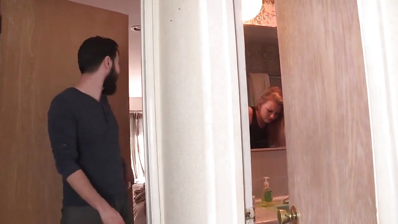 Linda joven rubia chupando una polla dura en el baño