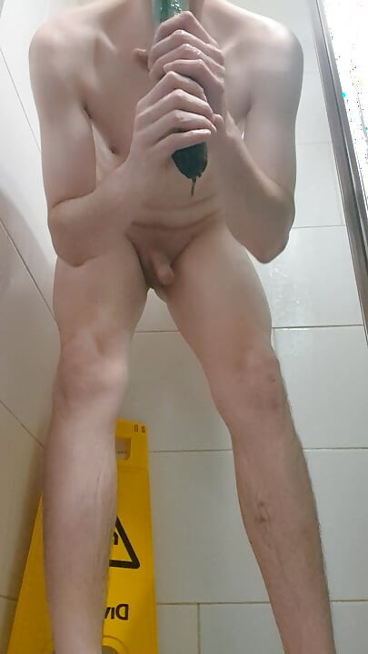 BBCwhiteTOILETTEBoi
