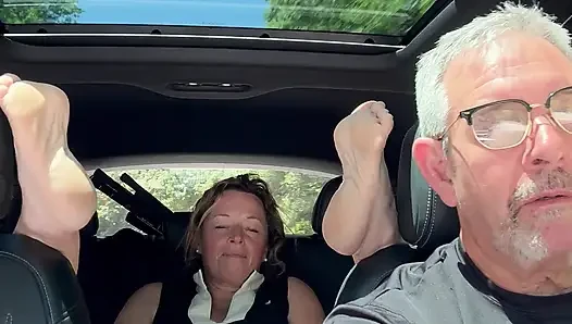 Ehefrau spielt mit ihrer muschi auf dem rücksitz, während Papi fährt, roadtrip