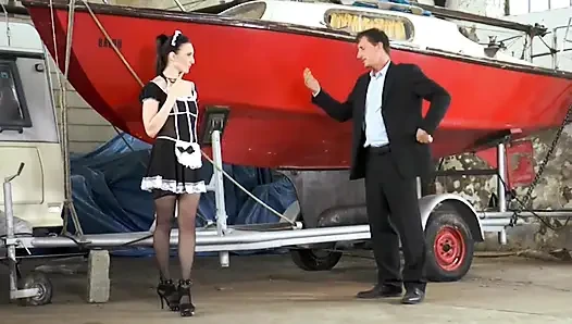 Sexy zimmermädchen fickt muschi in dogging-position ... in den mund kommen