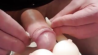 C4 - sexdoll casera - mini muñeca sexual toma una eyaculación facial mientras se acueste de espaldas
