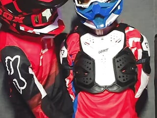 Un chico con un equipo de motocross obtiene una parte en su mxhelmet