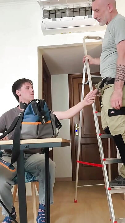 Зрелый ремонтник с большим членом папочка трахает шлюховатого твинка без презерватива