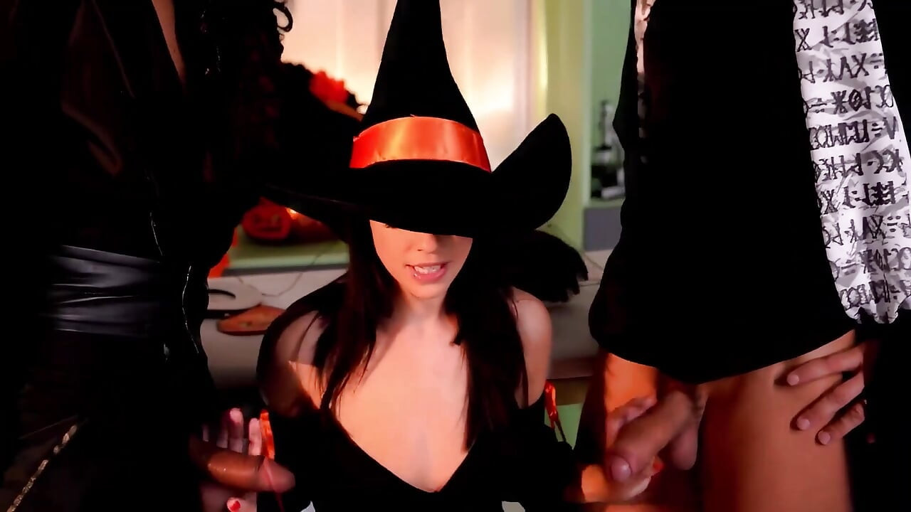 Het sekreterare deepthroats kuk och våt fitta fingrar