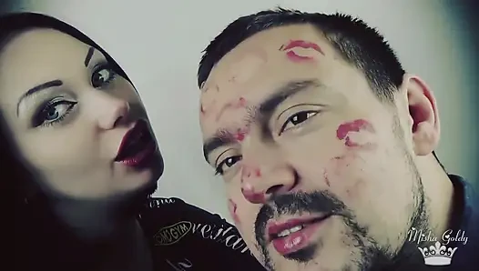 Alex mit rotem glänzendem lippenstift bedeckt, küsst auf seinem gesicht!