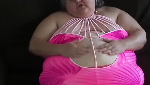 Vicki si suster imut dengan celana spandeks merah muda lagi bugil, ngusap perut & masturbasi untukmu!