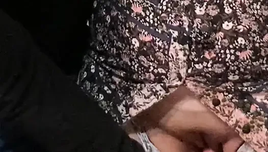 Eteğimin altında yabancının eli. Subbay'da amına dokundu