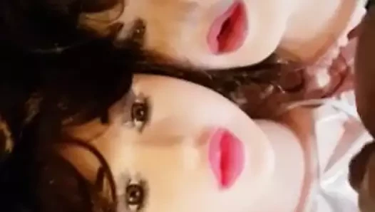Üç oyuncak bebeğin yüzüne boşalırım
