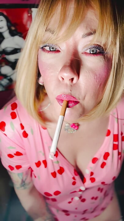 Alles baumelt! Eine süße Tina Snua baumelt eine zigarette &hartes rauchen