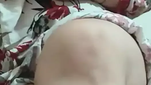 Une Arabe marocaine sexy expose son corps devant une caméra pour que son copain se masturbe