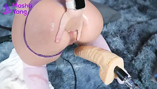 Pantat bahenol gadis gemuk ini dientot habis-habisan pakai dildo ukuran raksasa