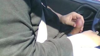 Публичная мастурбация в моей машине