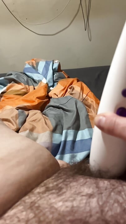 Juego con el vibrador, sintiéndose cachonda