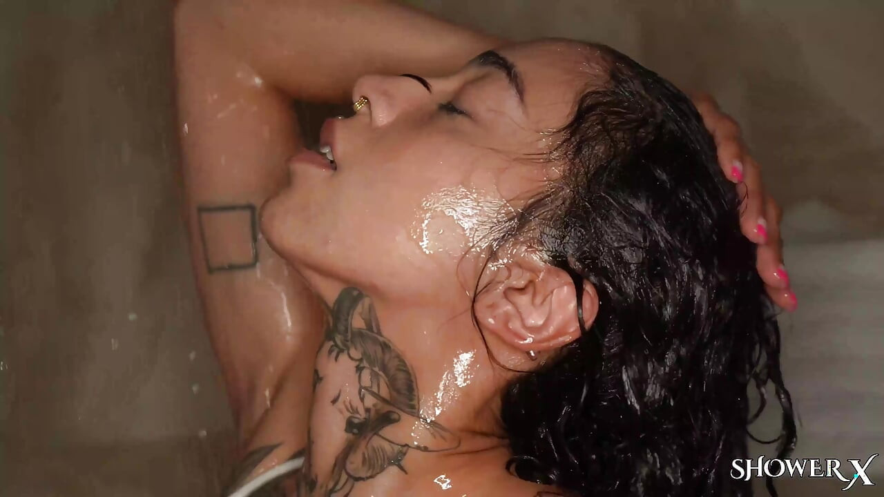 Tatuoitu tyttö villiintyy suihkussa