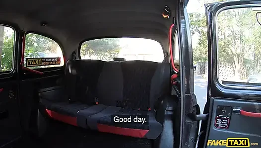Fake Taxi - я снял худенькую татуированную девушку Tabitha, яд, она помогает в задницу