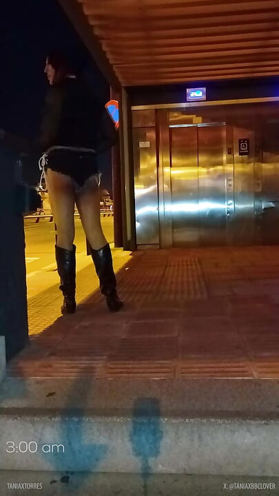 Taniax tira seu mini short e goza na rua