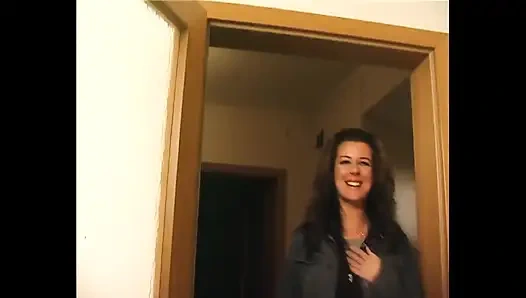 Brunette cantik dan pemalu melepas pakaian di depan kamera