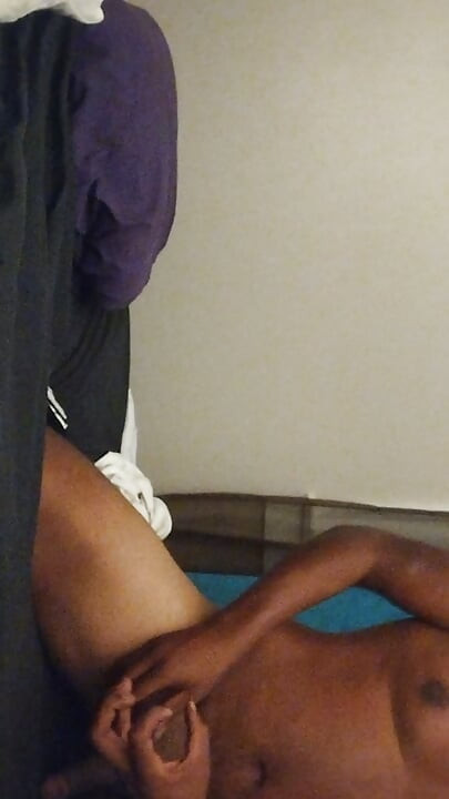我的女士，一个朋友和我在他们群交后的摄影师