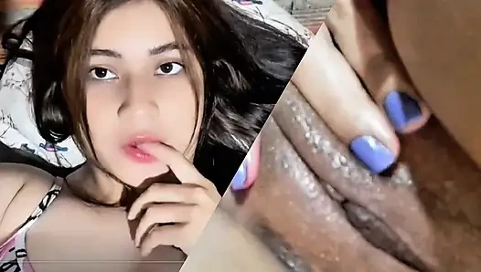 Aktris porno masturbasi dan memamerkan payudaranya yang besar