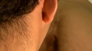 Волосатую европейку жестко трахнул большой член после лизания очка в любительском видео