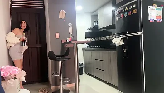 Rich, balodan geldikten sonra seksi Latin üvey kız kardeşimle sobraz oldu.