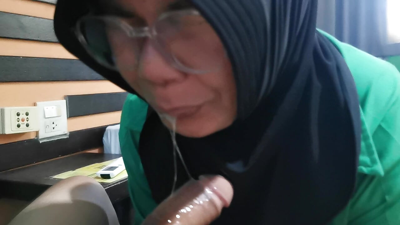 Stedsøsteren vågnede og legede med sin stedbror.