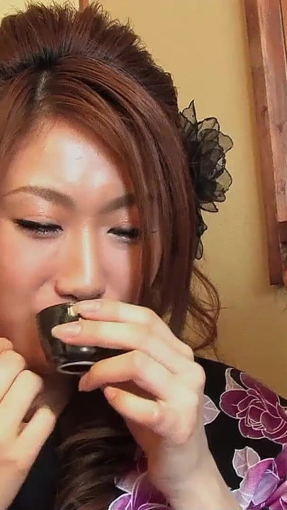 Detik meleleh dari "Remaja Jepun comel menggoda untuk kongkek creampie oleh lelaki muda di sebelah"