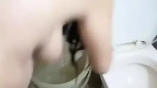 Un mari filme une vidéo de sa femme en train de se baigner