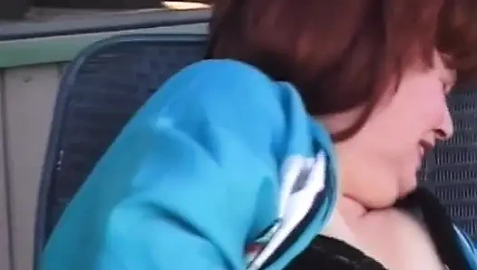 Kızıl saçlı nine kendini tatmin etmeyi seviyor
