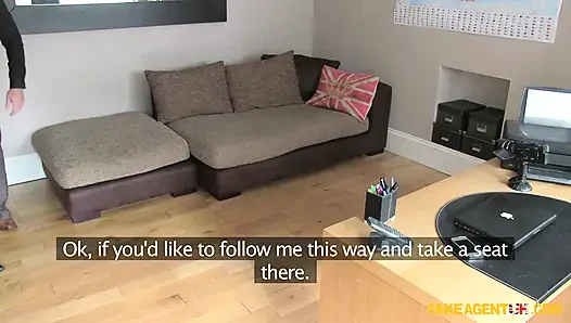 Fake agent UK - MILF weiß, wie man das sperma aus agenten schwanz N eier bekommt