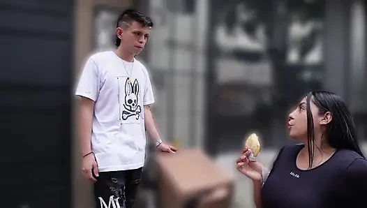 Ich erfülle meine Wette durch einen Verkäufer von jungfräulicher Empanada