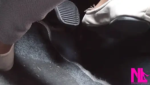 Pedal revving lembut dan halus memompa di flat beige di hosed feet