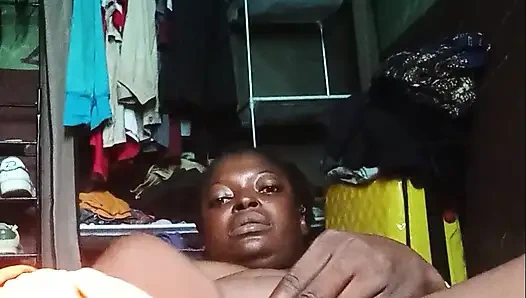 Coole Walzen von ihr, die live masturbieren zeigt