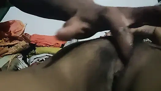 Üvey kuzenim amcığıma masaj yapıyor