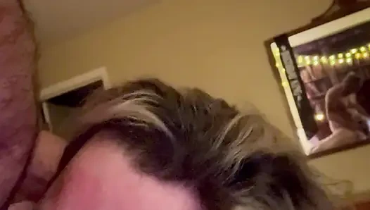 Wanita penurut rambut pirang suka banget di-doggy