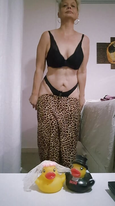 أنا متأكد من أنك تحب أن تكون في حذائه، وأن تضعه في فمي وتنشر خدي طيزي