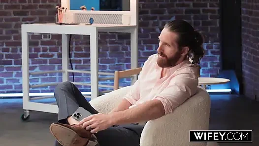 Женушка миниатюрная Rebecca Love осуществила фантазию хотвайф с большим черным членом