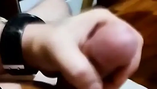 Adam mastürbasyon yapıyor ve telefonunda filme alıyor