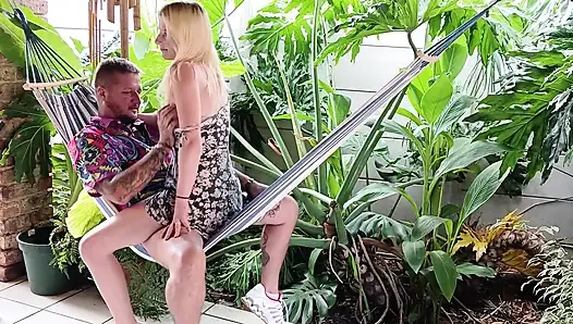Hawaii küçük minyon hawaian sarışınla açık havada sikişiyor