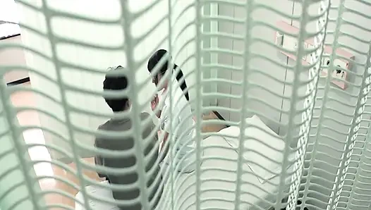 Güzel hemşire Hono onu artık karşı koyamayacağı yasak bir ilişki içine çekiyor