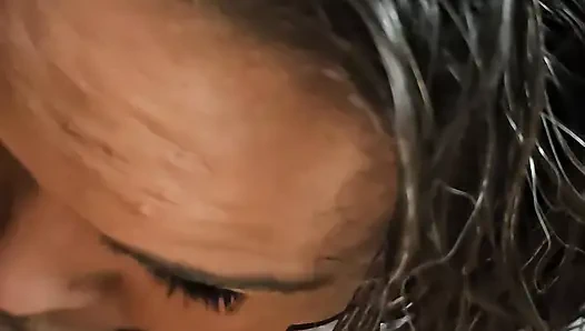 Возбужденная мачеха сосет член